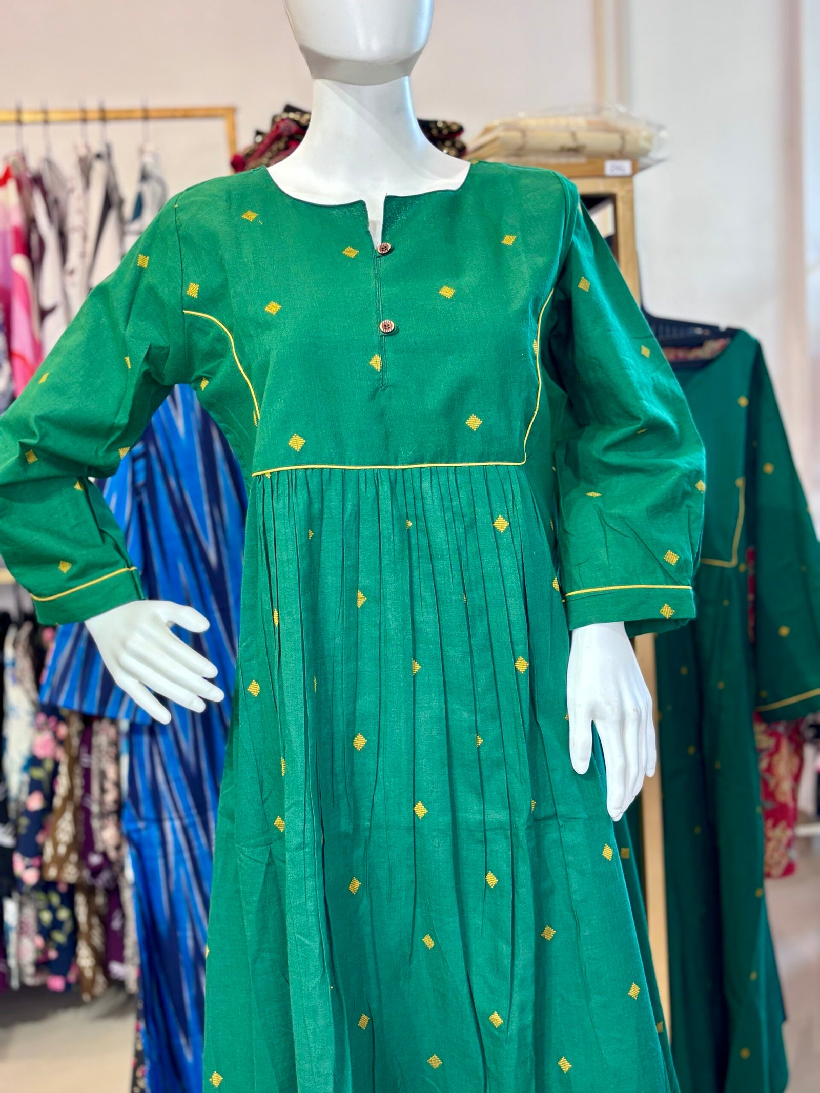 Exquisite Emerald Green Aliya Cut Kurti – Elegant Ethnic Flare - Image 4